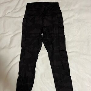 Black camo print high-rise ankle leggings